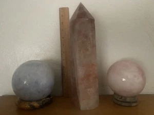 Set natürlicher Fluorit Quarz Obelisk Kristall Turm Dekor und zwei runde Kugeln - Bild 1 von 4