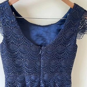 Vestido de Ocasión L'AMOUR Borde Satinado y Lentejuelas Adornado Encaje Talla 14AU - Imagen 1 de 3