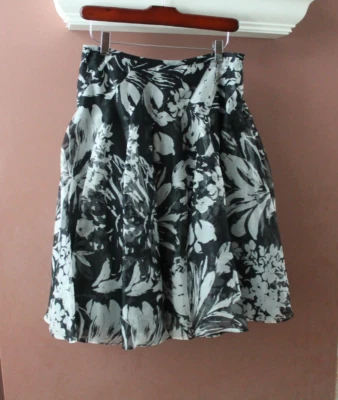 Banana Republic Full Skirt Sz 0 Black White Floral Pleated Silk Lined  - Image 1 of 4
