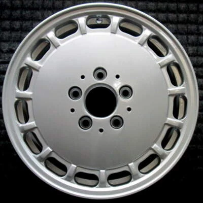 Rueda Mercedes-Benz 260E pintada 15 pulgadas OEM 1986 a 1989 Foto 1 de 2
