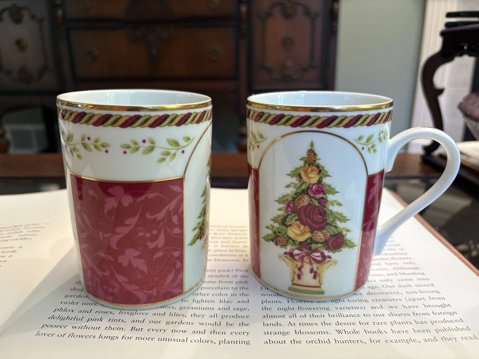 Royal Albert 2001 Old Country Roses Seasons of Colour Christmas Set of 2 Mugs - Image 1 of 4