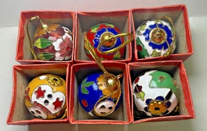 6 Mini Ornamenti Natalizi Vintage Cloisonné Panda, Pupazzo di Neve, Fiori, Vischio - Foto 1 di 9