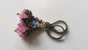 Tulpen Ohrringe, lila Hänger, zierliches tschechisches Glas, Kristalle, bronze floral - Bild 1 von 7