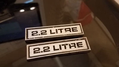 ВИНТАЖНЫЙ DODGE / PLYMOUTH 2,2 ЛИТРА ЭМБЛЕМЫ КОМПЛЕКТ - Изображение 1 из 2