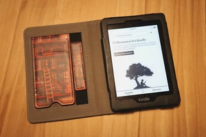 Amazon Kindle Paperwhite 10.Generation 8GB eBook Reader schwarz PQ94WIF mit Hüll - Bild 1 von 6