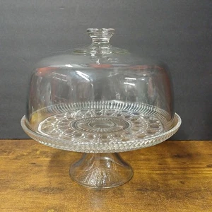 Cúpula de pastel de vidrio transparente vintage de 10 1/4" y plato de servir de vidrio con patrón con patas - Imagen 1 de 5