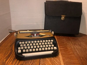 Vintage Royal Eldorado Two-Toned Manual Typewriter With Case-Holland - Picture 1 of 15