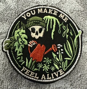 YOU MAKE ME FEEL ALIVE 3x3 bestickt Moral Patch Haken Rückseite Brandneu - Bild 1 von 4