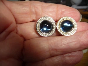 SIGNIERT ? HUGGIES OHRCLIPS SILBER & GOLDFARBEN MIT BLAUEM MITTELSTEIN #28/10 - Bild 1 von 6
