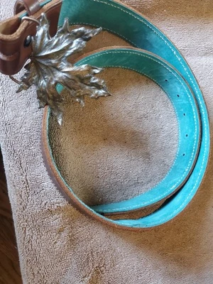 Hebilla de cinturón de hoja de arce Bergamot Brass Works 1974 vintage y cinturón de cuero de 39" Foto 1 de 4