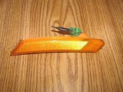 SATURN SKY PONTIAC Solstice FRONT SIDE MARKER LIGHT RH 2008-2010 OEM PASSENGER - Image 1 of 2
