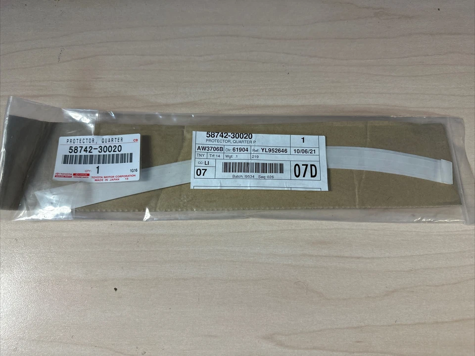 2016 2017 2018 2019 Lexus GS350 GS450h Protector Quarter Panel Strip 58742-30020 - Image 1 of 1