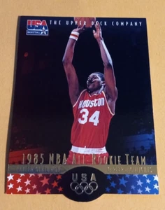 1996 Upper Deck USA Olympic Die-Cut Hakeem Olajuwon NBA All-Rookie Team - #21 HO1 - Bild 1 von 2