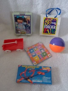 Barbie Toys R Us 1997 50 aniversario juguetes solo para diorama - Imagen 1 de 3