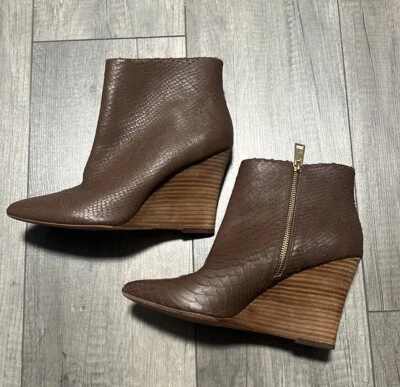 BOTÍN DE CUÑA JOIE 'JALENA' SERPIENTE EN RELIEVE PUNTA PUNTIAGUDA TALLA 39,5 MARRÓN Foto 1 de 4