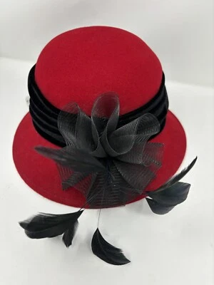 Sombrero Jenny Buchanan 100 % lana rojo con cinta de terciopelo negro y plumas RN#69016 Foto 1 de 4