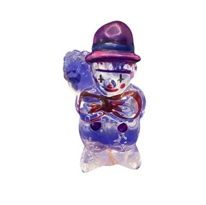 Estatuilla de payaso de vidrio artístico vintage, sombrero púrpura y arco rojo MCM  - Imagen 1 de 6