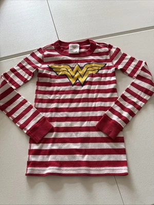 Пижамный топ Hanna Andersson Wonder Woman с длинным рукавом в красно-белую полоску для девочек 130 - Изображение 1 из 4