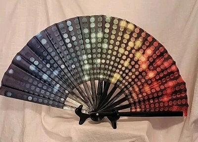 БОЛЬШОЙ РУЧНОЙ ВЕНТИЛЯТОР ДЛЯ ФЕСТИВАЛЕЙ - РАДУЖНОЕ ОСВЕЩЕНИЕ СЦЕНЫ - Изображение 1 из 2