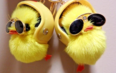 Dos Primavera Bebé Pollito/Cascos Llaveros Amarillo Piel de Visón Real Colgante Bolso Dije Foto 1 de 4