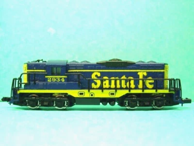 N Scale Arnold Santa Fe Locomotive 2934 Navy and Yellow - Image 1 of 4