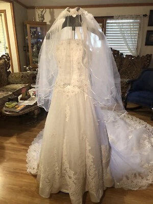Dazzling wedding Dress A Princes On Your Special Day Mon Cheri Dress Plus A Veil - Image 1 of 4