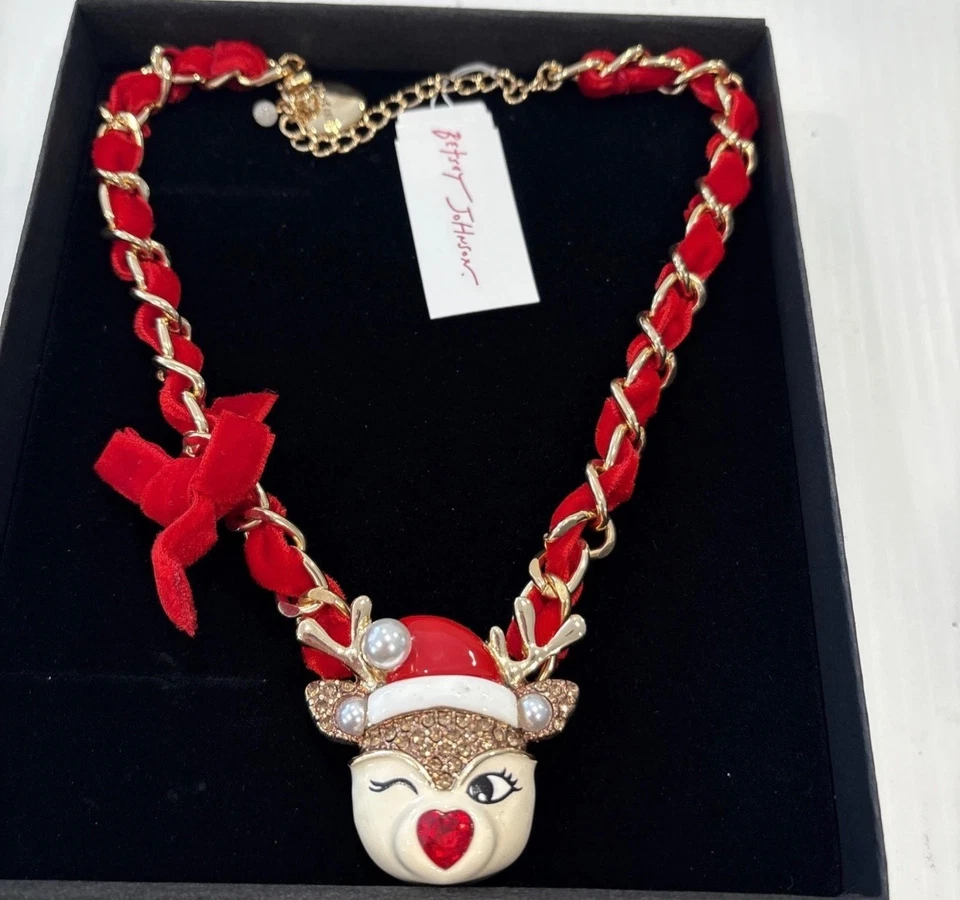NUEVO CON ETIQUETAS BETSEY JOHNSON Guiño Reno Colgante Arco Cinta ROJA Collar de Navidad Foto 1 de 1
