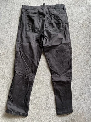 Pantalones de vestir DKNY 34x32 negros St Marks Tech frente plano calce ajustado elásticos Foto 1 de 4