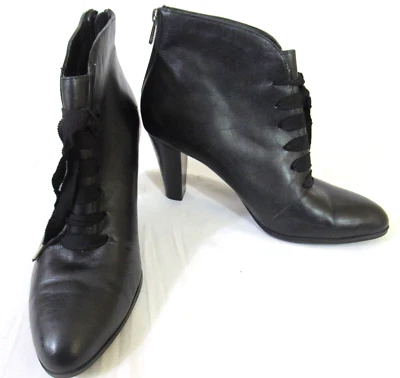 Botas femininas Adrienne Vittadini vovó 10 M salto tino com cadarço preto - Imagem 1 de 4