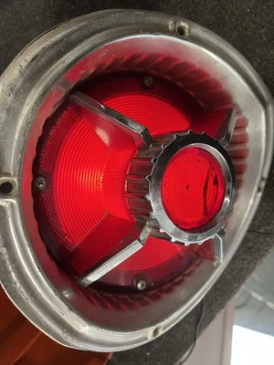 1964 - 1965 年福特猎鹰尾灯外壳和镜头原装可用 — 第 1/4 张图片