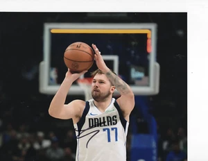 DALLAS MAVERICKS LUKA SOIC SIGNIERTER SPRUNGSCHUSS 8X10 - Bild 1 von 1