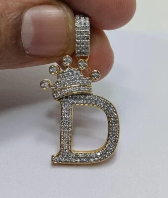 Colgante con letras de diamantes de corte redondo de 1,10 quilates enchapado en oro amarillo de 14 quilates para hombre Foto 1 de 4