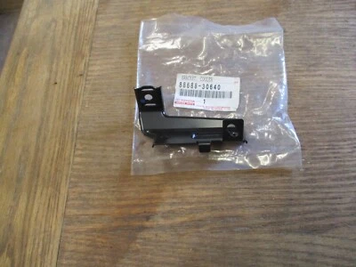 Staffa linea radiatore aria condizionata Lexus iSF 88688-30640 - Immagine 1 di 3