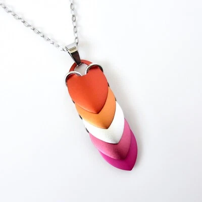 Лесбийская гордость подвеска, 5 цвет закат флаг, ручной работы scalemail LGBTQ ювелирных изделий - Изображение 1 из 4