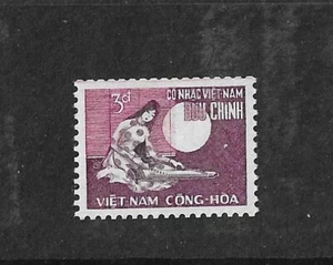 SOUTH VEIT NAM # 290 A 1967 WOMAN PLAYING 16 STRING GUITAR - Picture 1 of 1