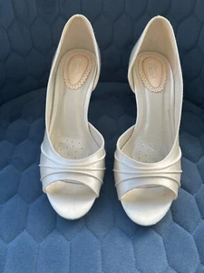 Paradox Ivory Satin Wedding/ Bridal Shoes with New Heel Grips: UK 5 - Picture 1 of 17