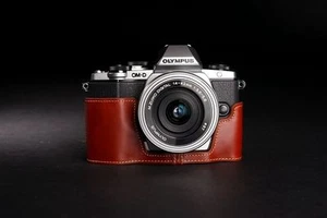 Custodia borsa mezza fotocamera in vera pelle per Olympus OM-D EM10 marrone - Foto 1 di 9