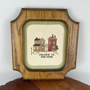 Quadro vintage rifinito punto croce 'Benvenuti a casa nostra' cornice in legno - Foto 1 di 9