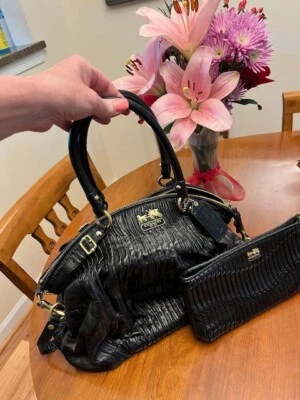 Bolso de mano Coach de cuero con correa bandolera y muñeca a juego Foto 1 de 4