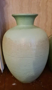 Grosse dekorative Bodenvase aus Ton grün lasiert - Höhe:55cm / Durchm:35cm - Bild 1 von 3