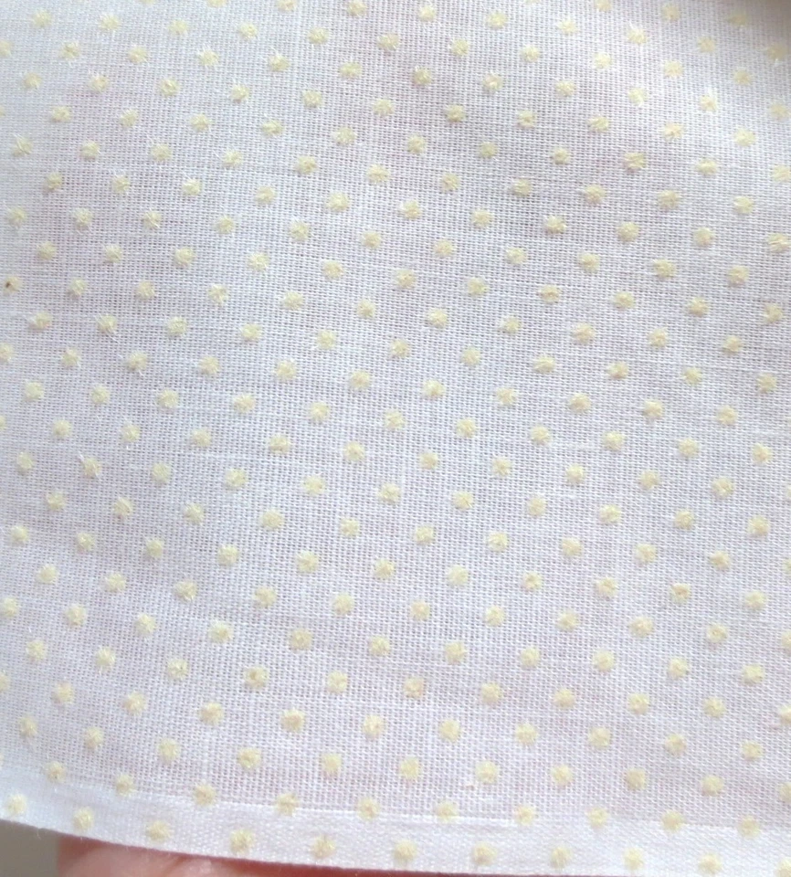 TECIDO SUÍÇO PONTILHADO FLOCADO VINTAGE COM PONTOS AMARELOS 25" X 44" NOVO - Imagem 1 de 2