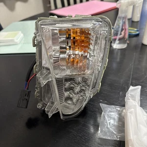 12-15 Toyota Prius front left bumper turn signal DRL LED light ( Google Image ) - Foto 1 di 6
