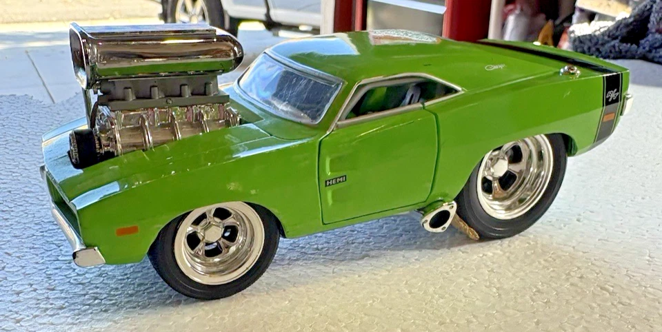 Muscle Machines 1969 Dodge Hemi Charger R/T 1:24 Diecast Car Lime Light Green - Image 1 of 4