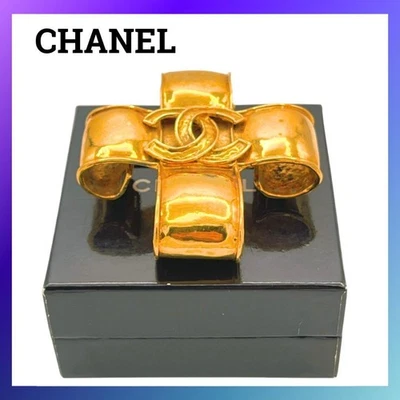 Broche CHANEL 94P GP cruz marca de coco joias autênticas femininas - Imagem 1 de 4