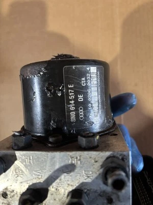 Audi TT ABS Pump 1.8 8N0614517E Module 8N0907379H  - Image 1 of 4