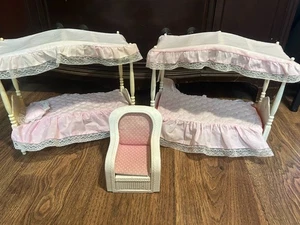 Vintage 80er Jahre Konvolut 3 Teile Barbie Möbel 2 1982 Betten 1 1983 Stuhl - Bild 1 von 12