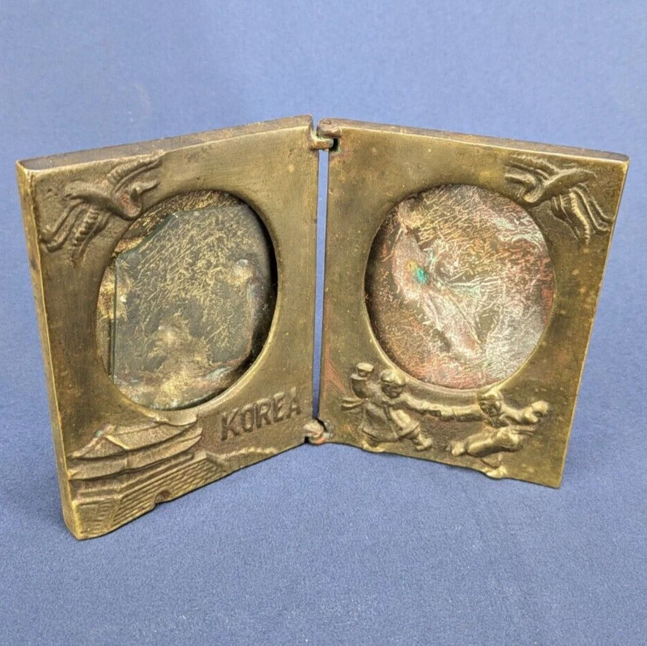 Marco doble Corea vintage - bronce ornamentado con relieve escénico - falta vidrio Foto 1 de 4