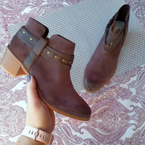 Botas al tobillo Clarks con tachuelas de gamuza 8 borgoña nuevas con etiquetas regalo blogger NUEVAS - Imagen 1 de 11