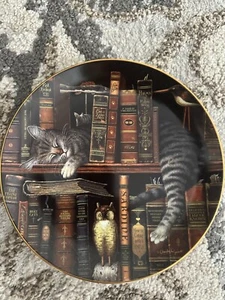 Bradford Exchange Purr-Fect Places Frederick The Literate Cat Plates /Hanger - Imagen 1 de 4