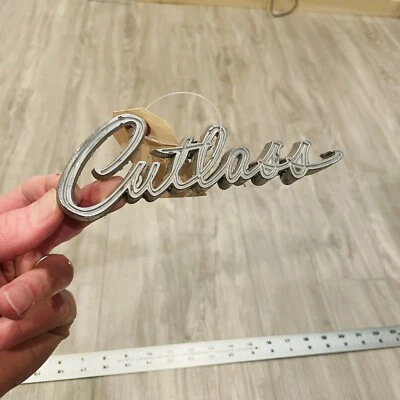1968 1969 Olds Cutlass 442 GM guardabarros escritura emblema insignia 399503 Oldsmobile moldura Foto 1 de 3